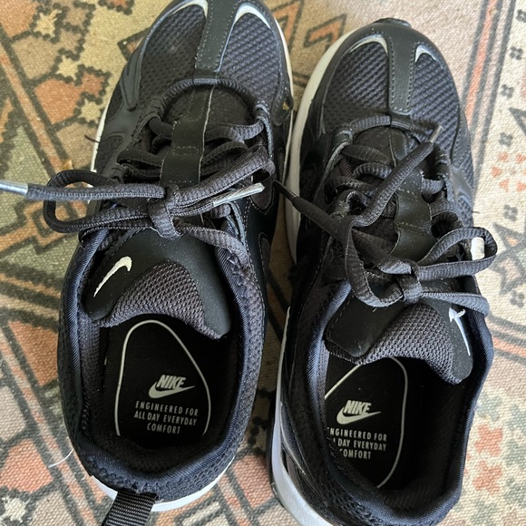 Nike Black and White Women Sneakers size 6 - Picture 4 of 4